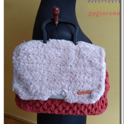 Torebka z futrzaną klapką