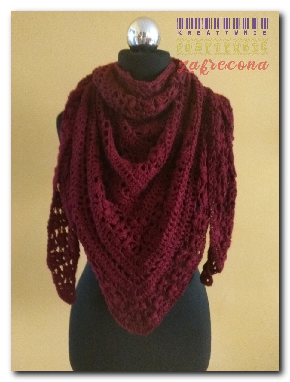 Bordowa chusta z kaszkietem