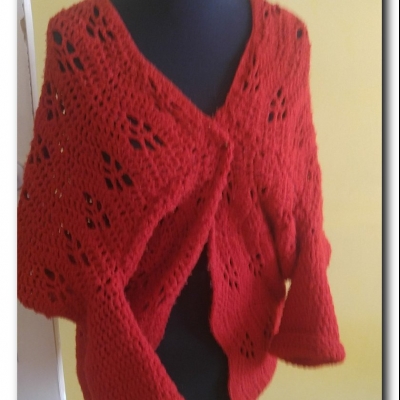 Czerwony sweter oversize