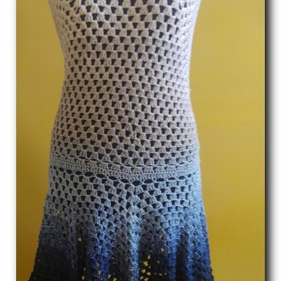 Sukienka z falbaną "granny stitch"