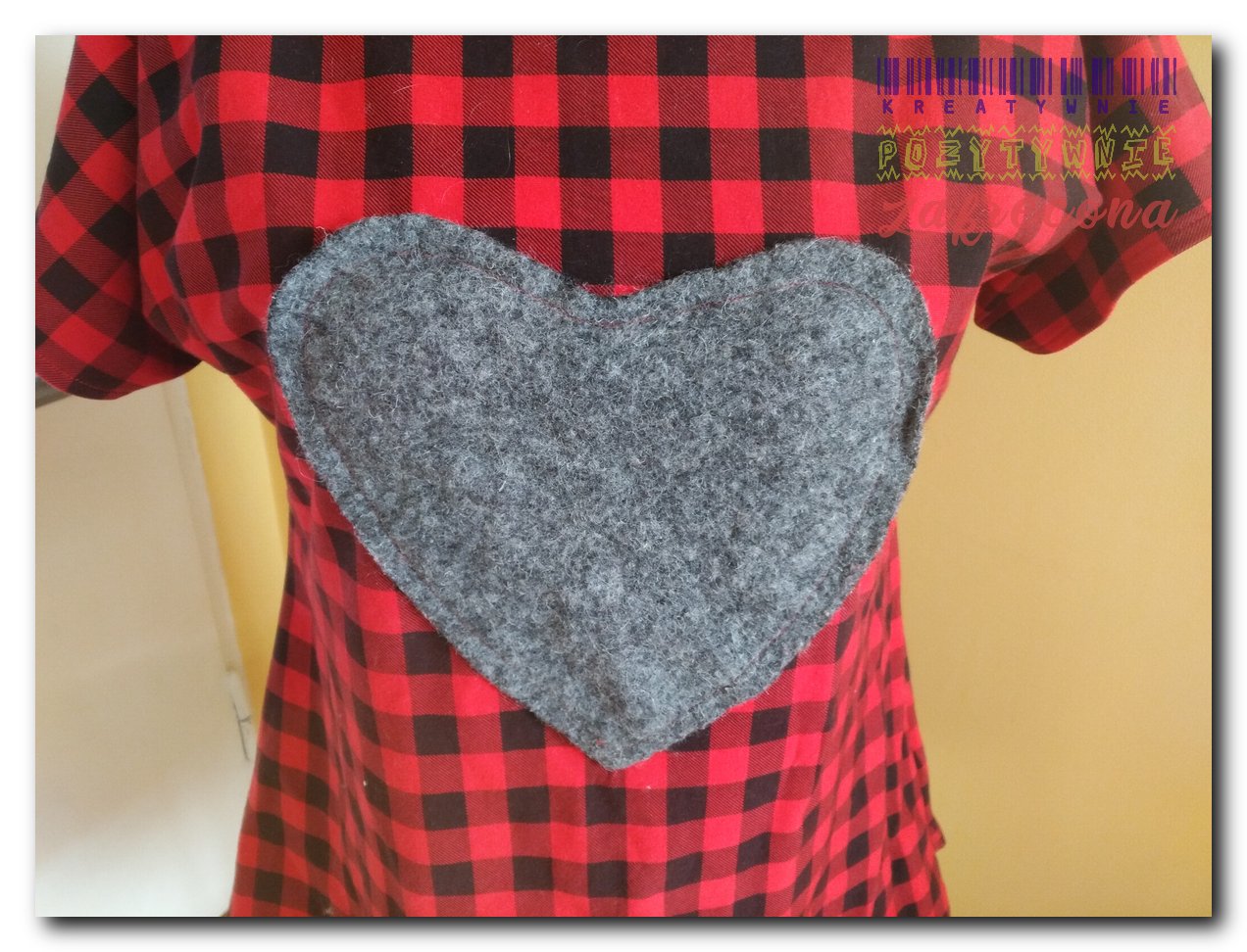 Bluzka w kratkę z sercem