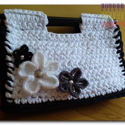 Biało-czarna torebka z kwiatami