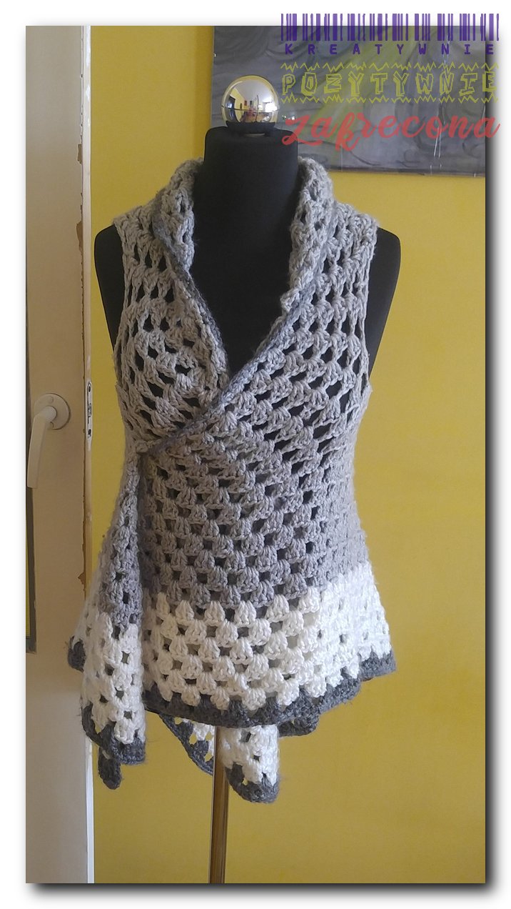 Szaro-biała kamizelka w trójkąt