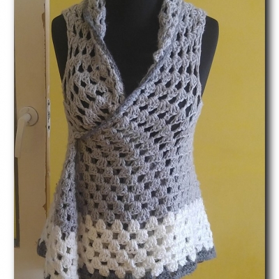 Szaro-biała kamizelka w trójkąt