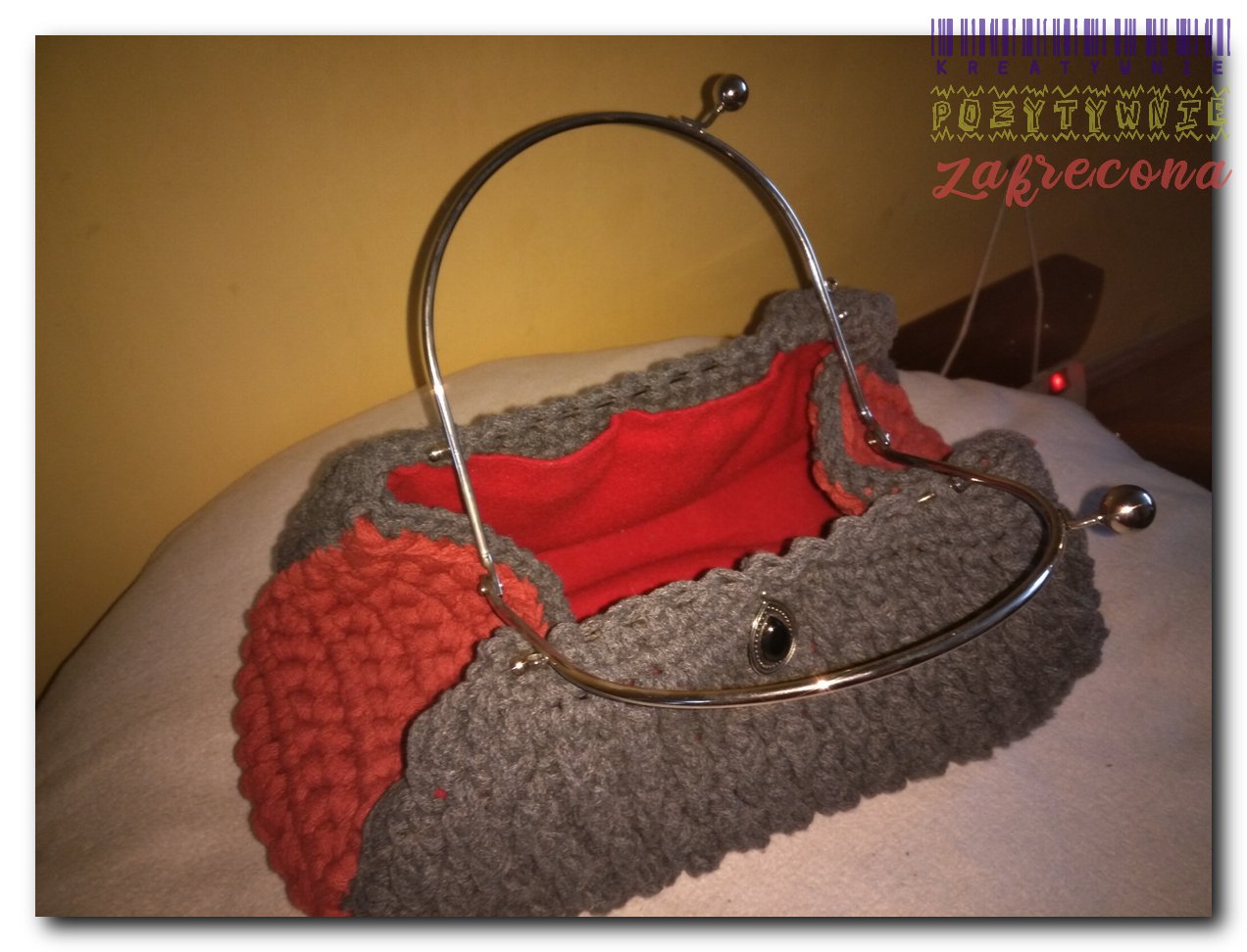 "Diamond stitch" -  torebka z zapięciem typu klik-klak