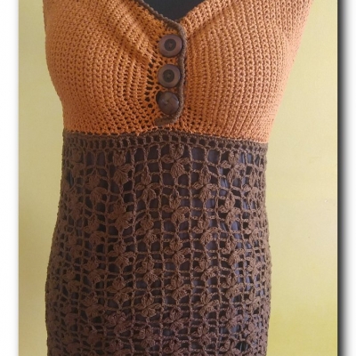 Sukienka brązowo-pomarańczowa z marszczeniem