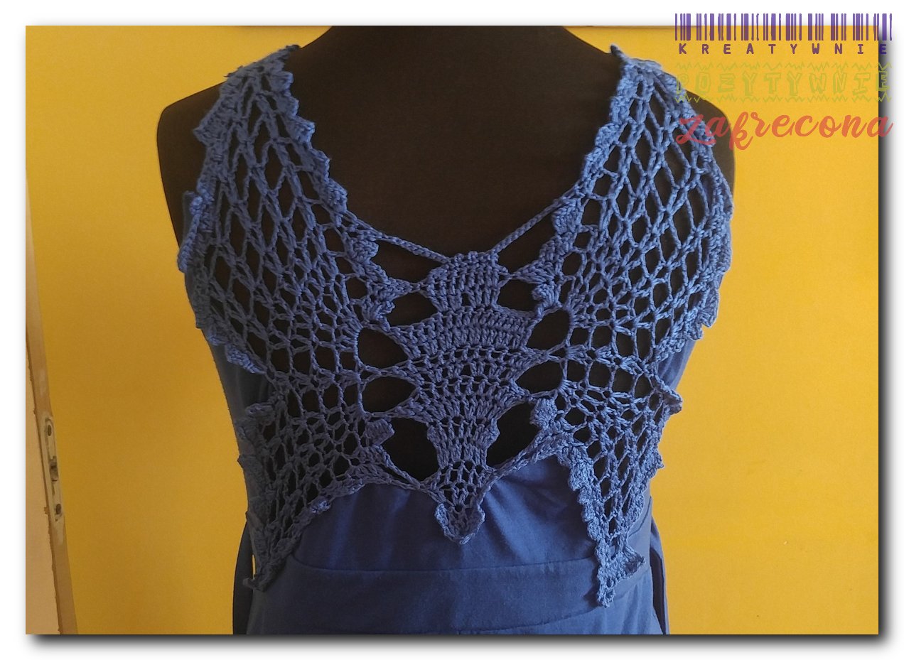 Sukienka z motylem na plecach