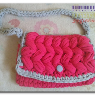 Malinowa kopertówka