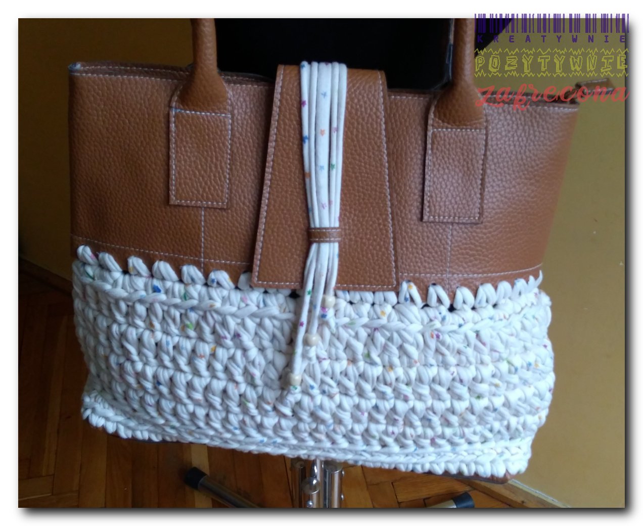 Kremowa szoperka  z bazą z ekoskóry