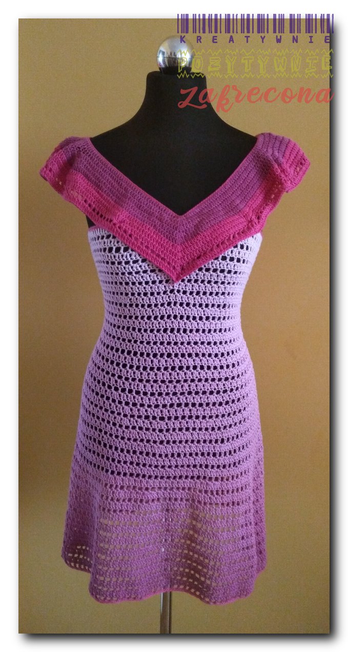 Sukienka z marynarskim kołnierzem