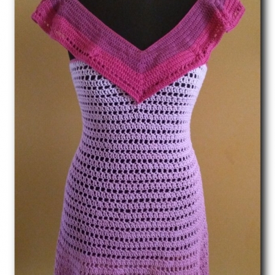 Sukienka z marynarskim kołnierzem