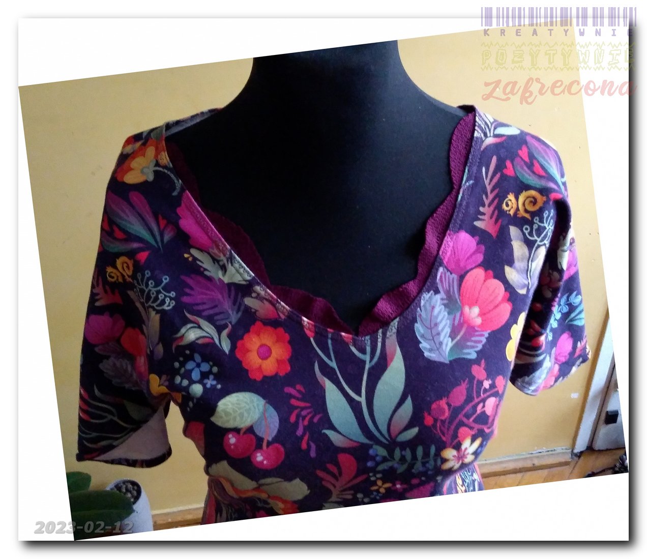 Sukienka z falbanką