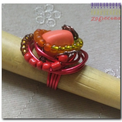 Pierścionek z pomarańczowym Howlitem