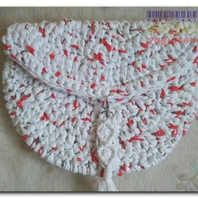 Truskawkowa torebka typu "saddle"