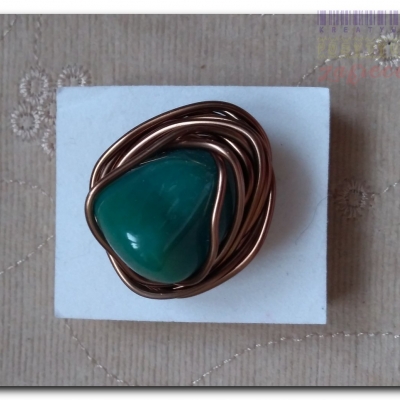 Pierścionek z dużym morskim kamieniem